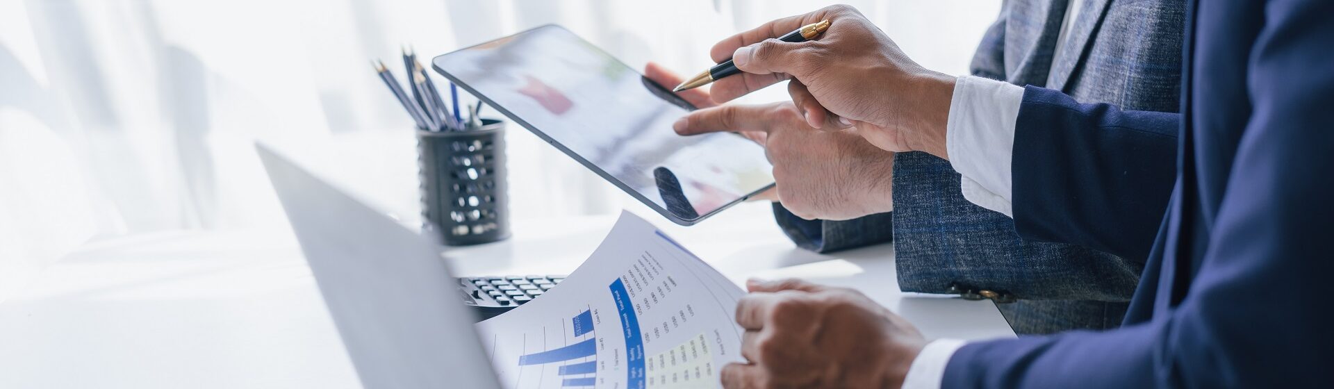 Accounting,Consulting,Business Meeting,Tablet Use,Financial Review,Bookkeeping,Data Analysis,Audit,Corporate Finance,Strategy Consultation,Digital Tools,Spreadsheet,Advisor Discussion,Tax Planning,Master Data Management